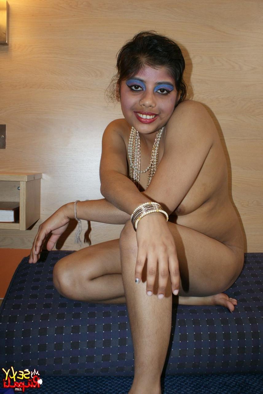 15P Chubby Indian girl Rupali takes off her bra & panties for confident nude poses