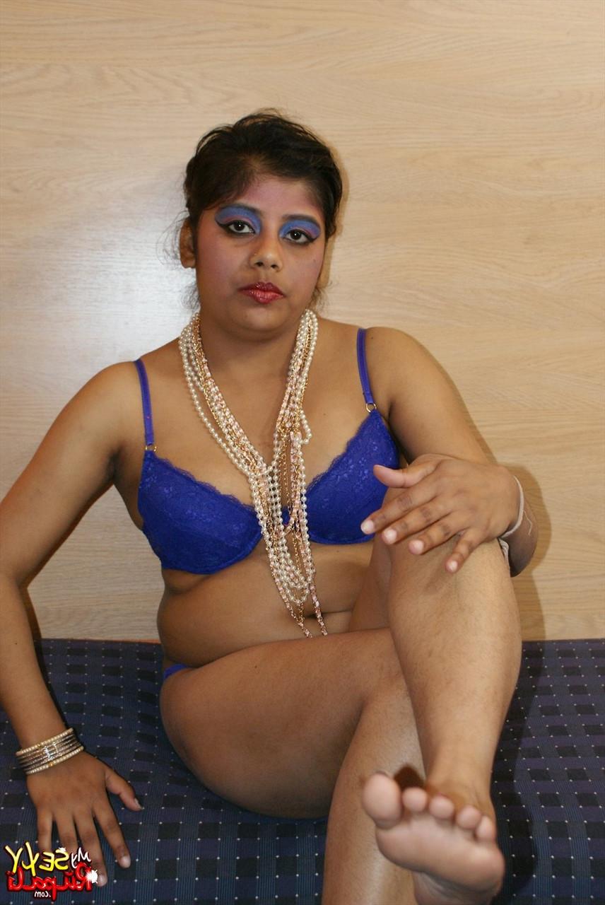 15P Chubby Indian girl Rupali takes off her bra & panties for confident nude poses