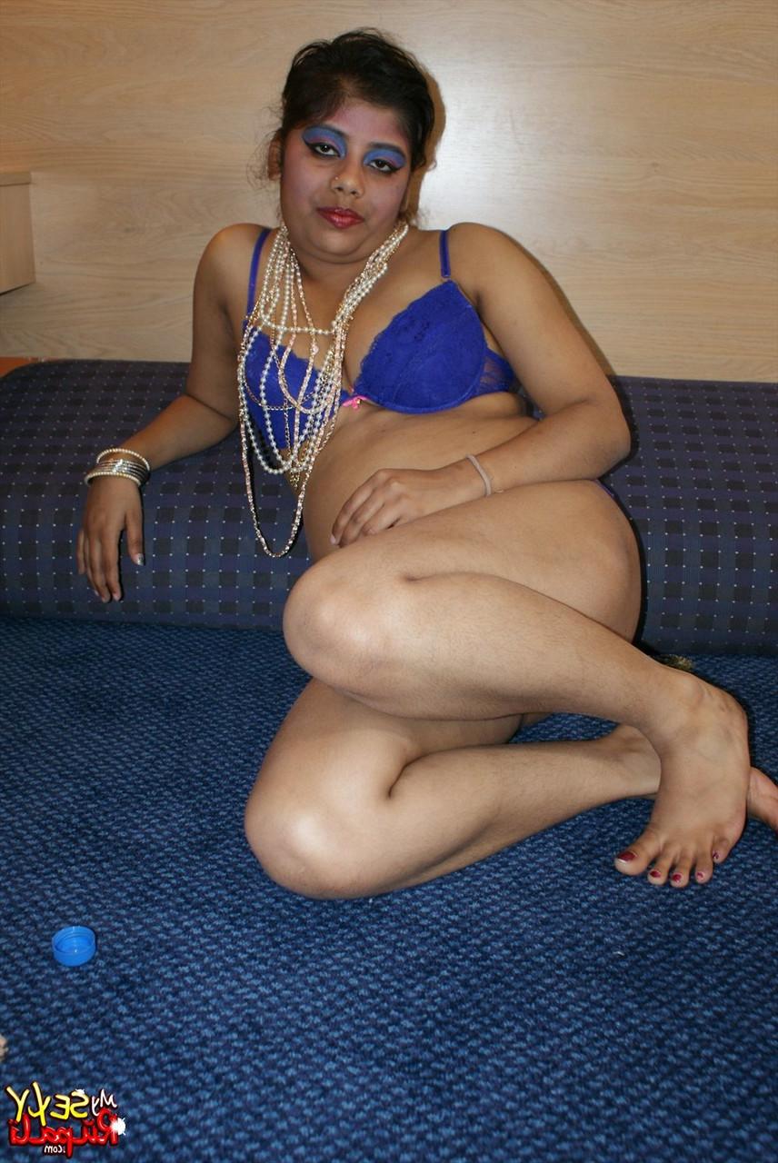 15P Chubby Indian girl Rupali takes off her bra & panties for confident nude poses