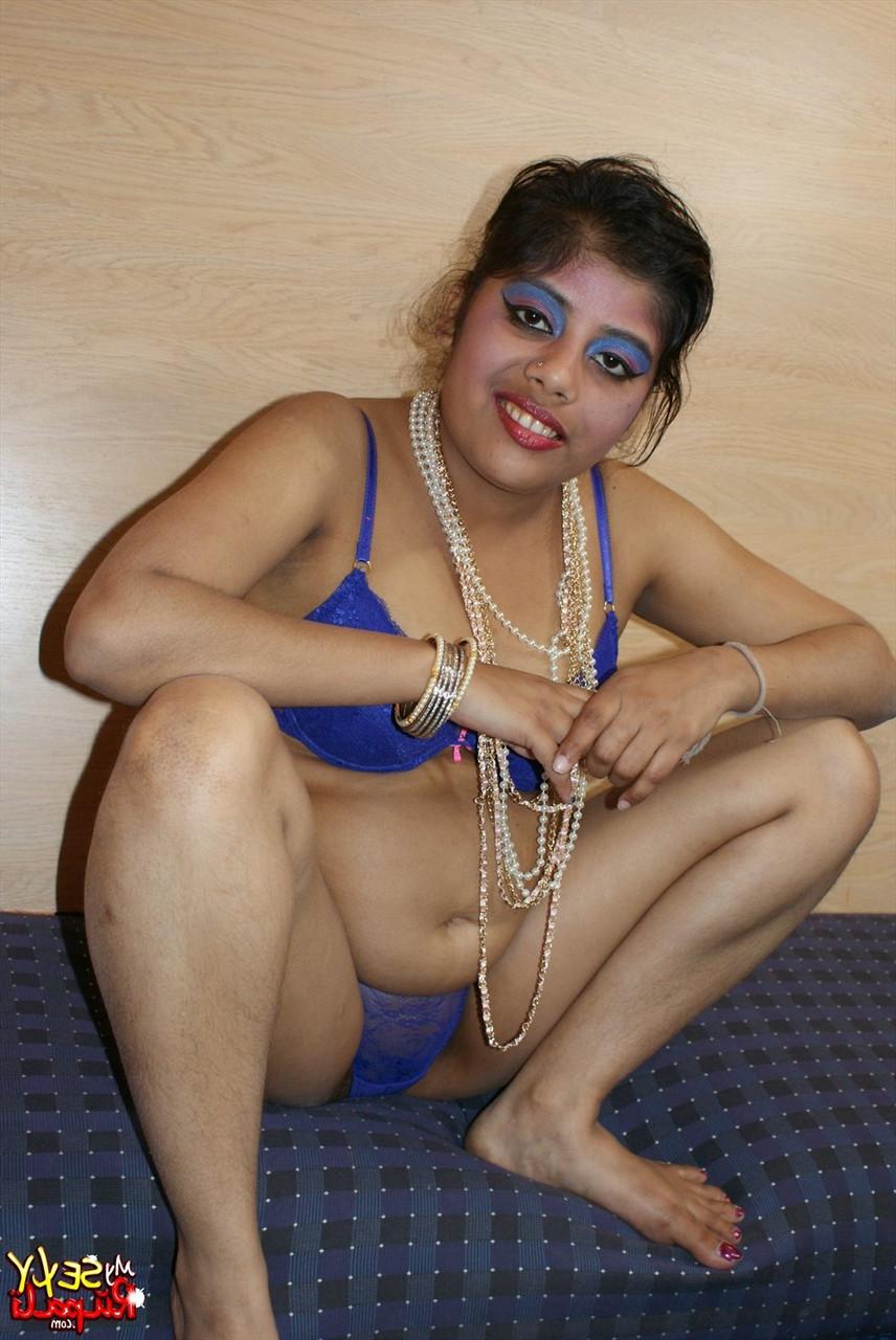 15P Chubby Indian girl Rupali takes off her bra & panties for confident nude poses