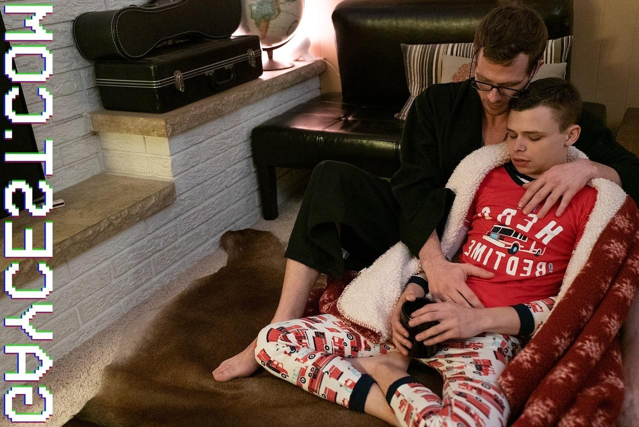 20P O gostoso gay Austin monta seu espólio firme no pau grosso do Sr. Armstrong