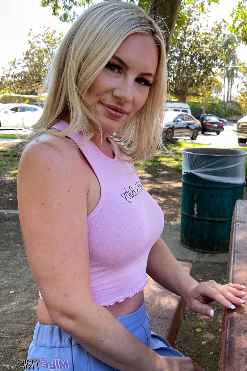20P Die kurvige Blondine Bunny Madison genießt POV-Doggystyle-Sex mit einem gut bestückten Hengst