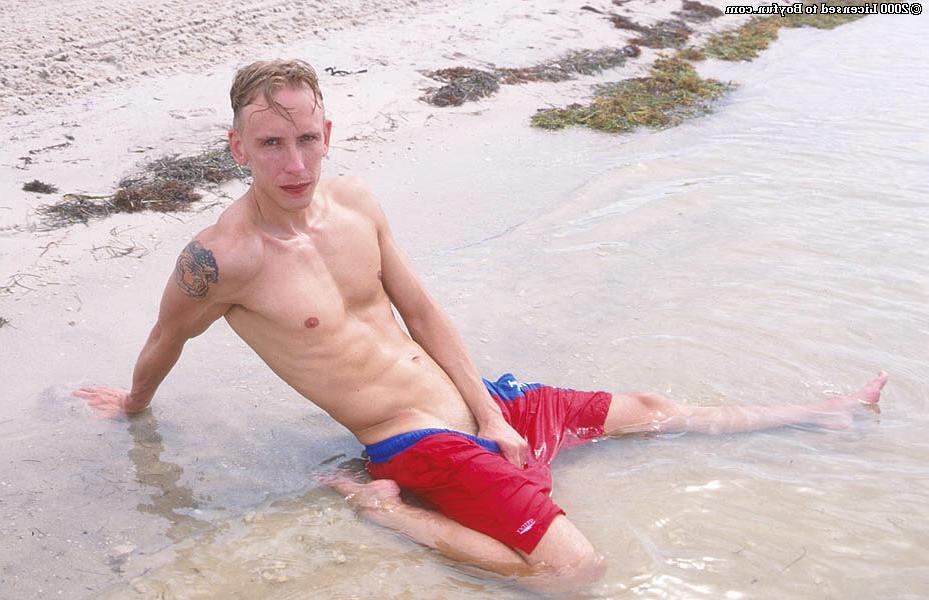 20P Das hübsche blonde Gay-Model Liam Anderson wichst seinen riesigen Ständer und spritzt hart ab