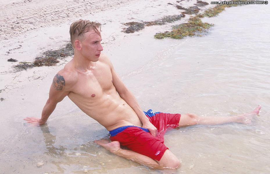 20P Das hübsche blonde Gay-Model Liam Anderson wichst seinen riesigen Ständer und spritzt hart ab