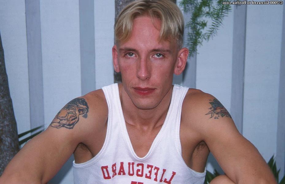 20P Das hübsche blonde Gay-Model Liam Anderson wichst seinen riesigen Ständer und spritzt hart ab