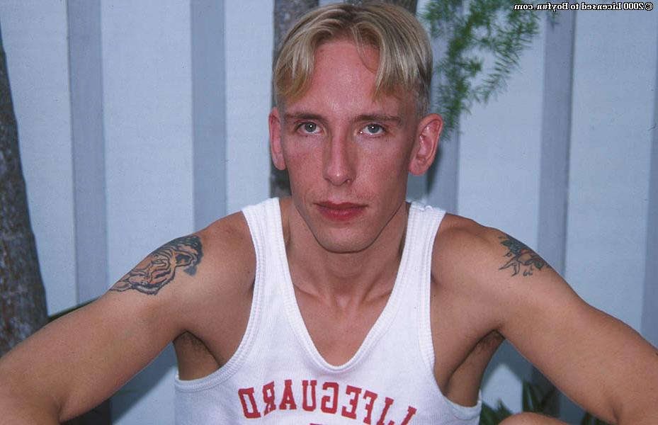 20P Das hübsche blonde Gay-Model Liam Anderson wichst seinen riesigen Ständer und spritzt hart ab