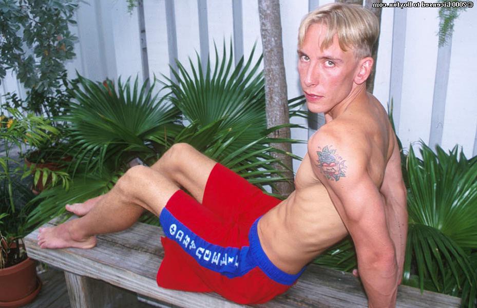 20P Das hübsche blonde Gay-Model Liam Anderson wichst seinen riesigen Ständer und spritzt hart ab