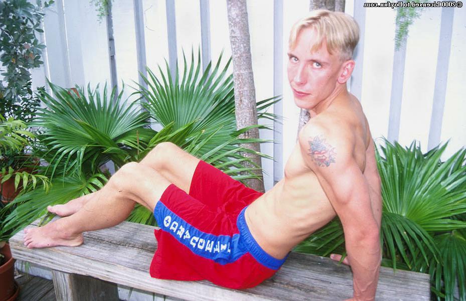 20P Das hübsche blonde Gay-Model Liam Anderson wichst seinen riesigen Ständer und spritzt hart ab