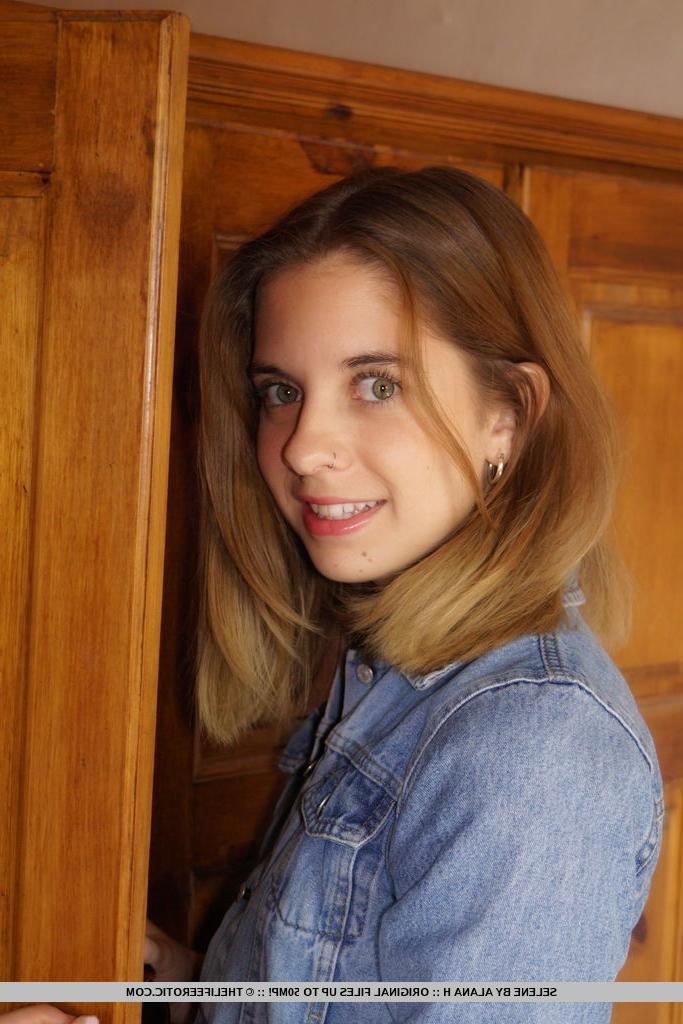 16P La petite jeune Selene porte ses cheveux relevés tout en jouant avec son trou du cul et son vagin.