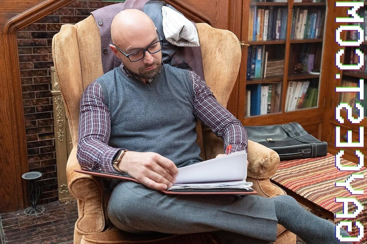20P Der schwule Noah sitzt auf dem fetten Schwanz eines nerdigen Professors und reitet ihn gut