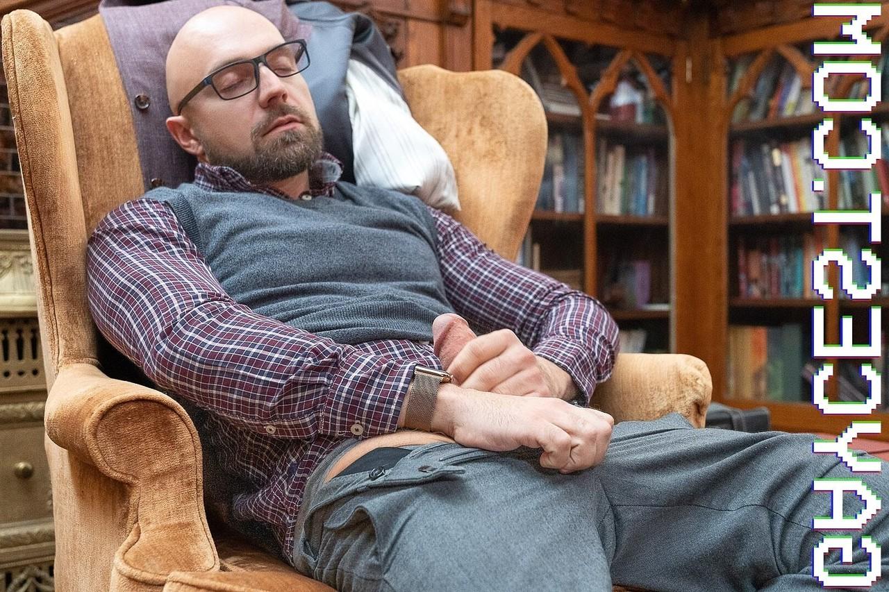 20P Der schwule Noah sitzt auf dem fetten Schwanz eines nerdigen Professors und reitet ihn gut