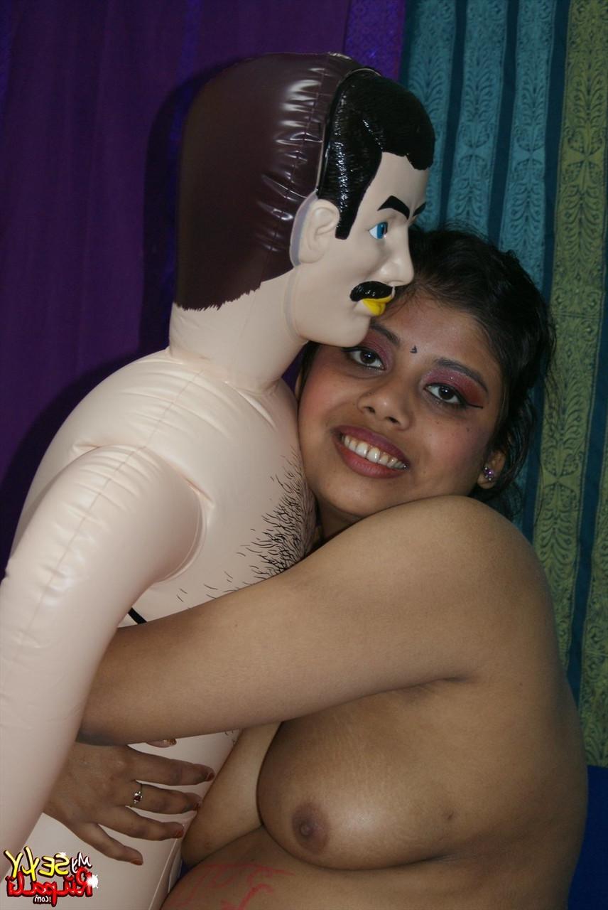 15P La india embarazada Rupali tiene sexo con un muñeco sexual masculino