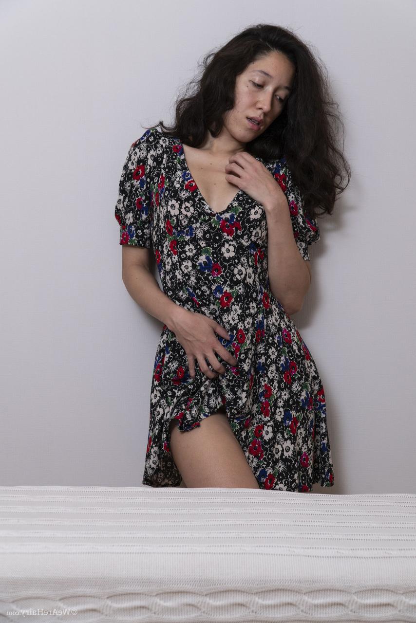 20P La brune sexy Sage Teller se déshabille et écarte sa chatte poilue de près.