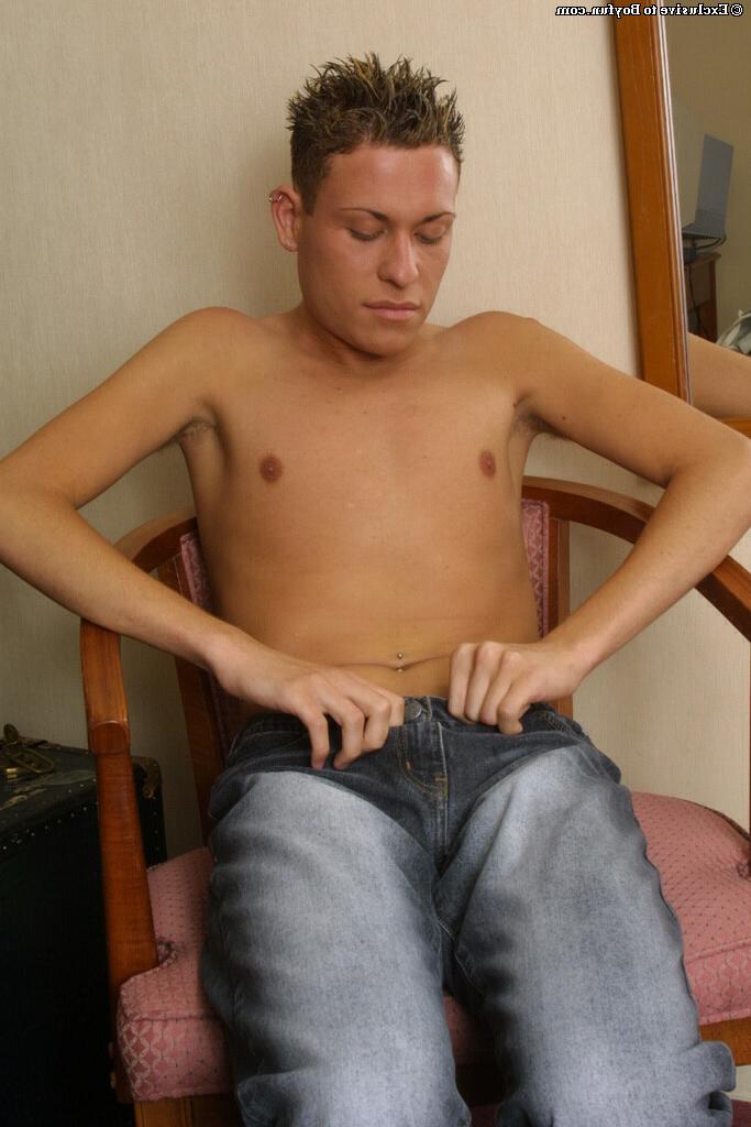 20P O menino loiro Logan Mitchelle mostra seu pau duro e bolas grandes de perto