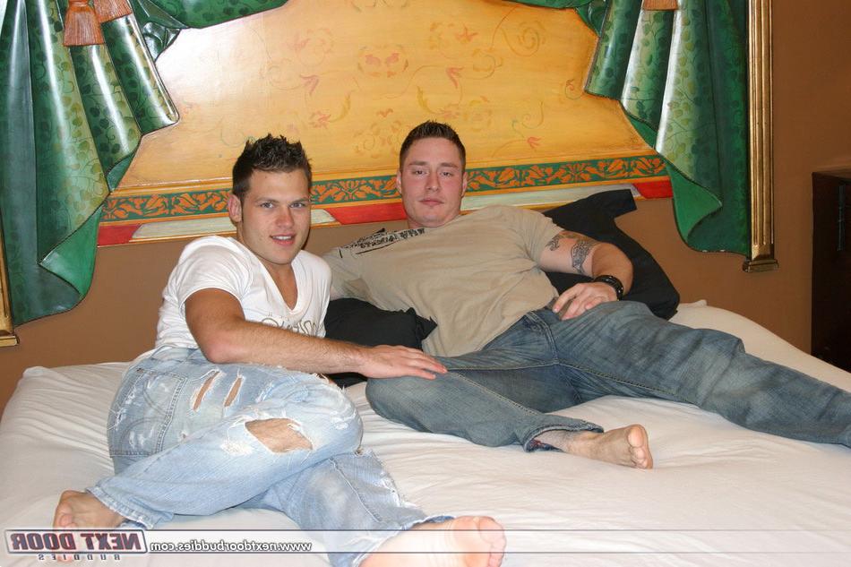 20P O garanhão hetero Sebastian faz sexo anal com seu colega de quarto gay depois de conseguir um BJ