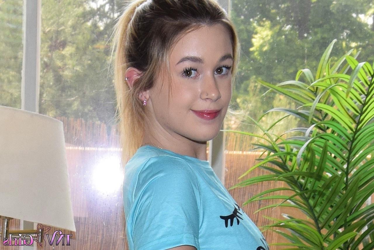 20P La jolie jeune Ashley exhibe ses petits seins et son cul chaud dans un strip-tease sexy.