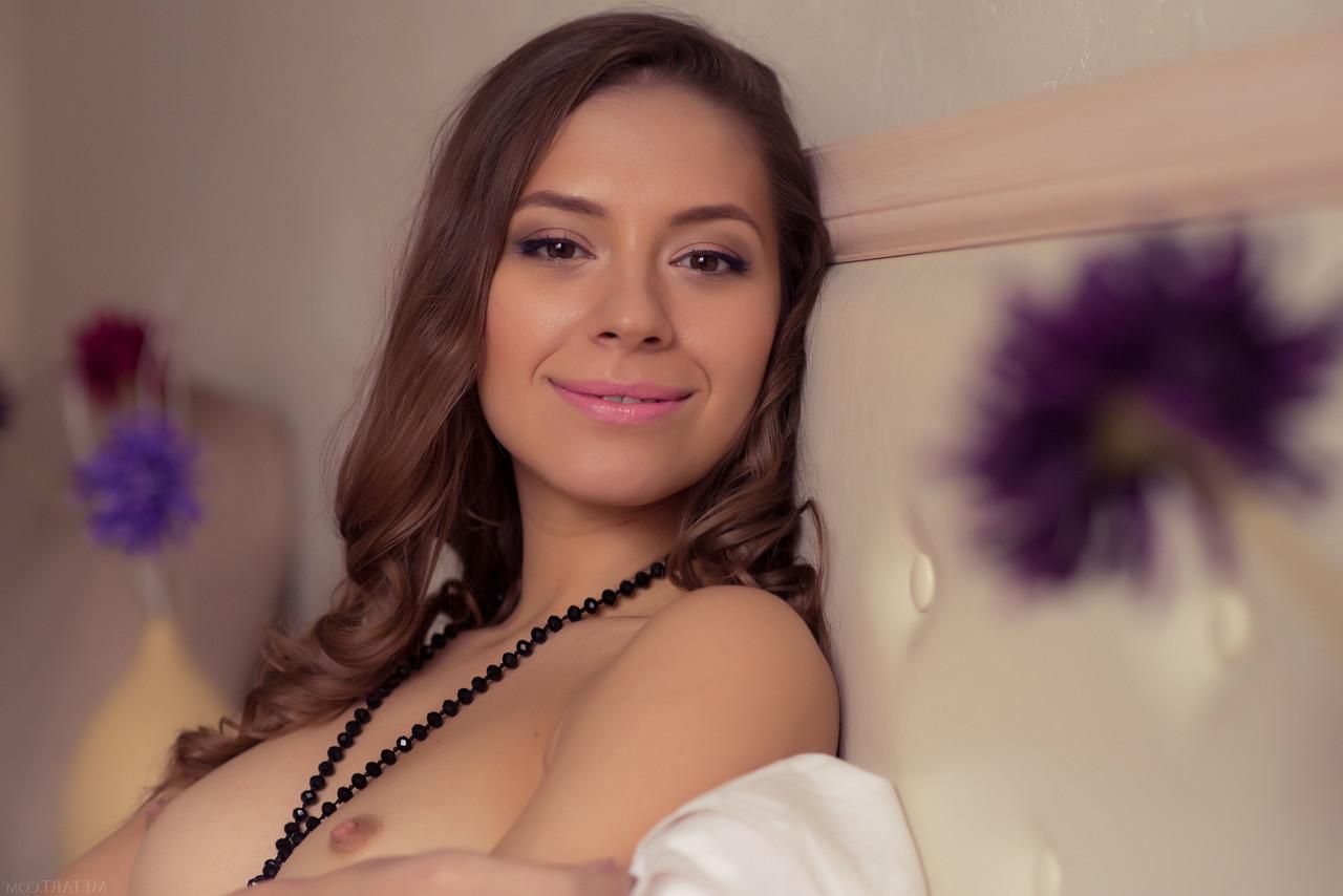20P Das schöne Babe Olya Fey zeigt ihre süßen Titten und ihre leckbare, rasierte Muschi