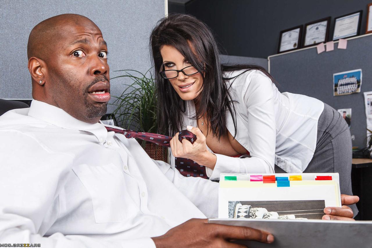 20P Die reife MILF Shay Sights verführt einen schwarzen Kollegen in seinem Büro