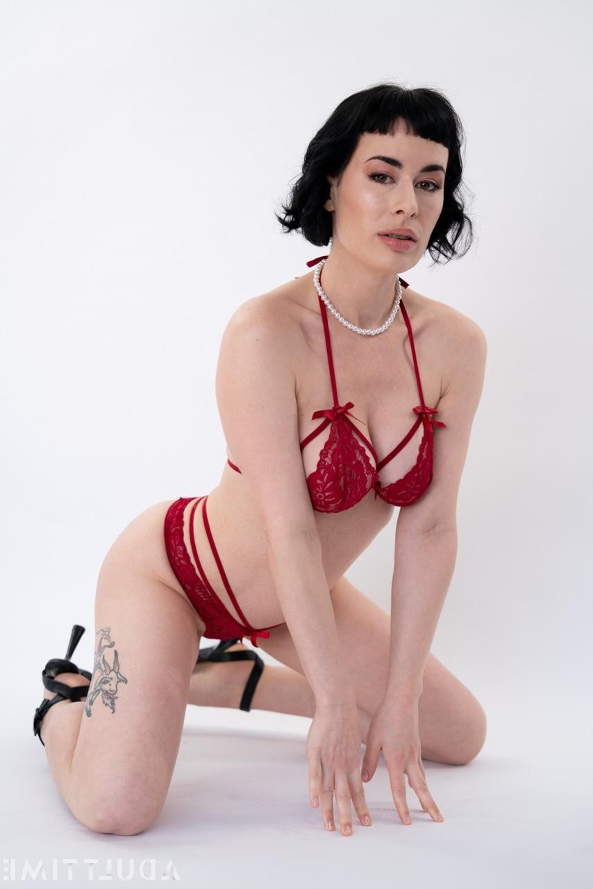 20P As lésbicas sensuais Alexis Tae e Olive Glass fazem sexo com strapon uma com a outra