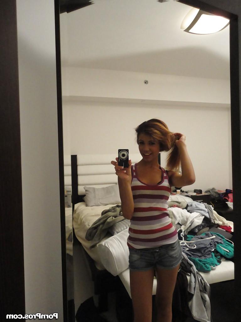 16P ラテン系の元カノ、ベロニカ・ロドリゲスが服を脱ぎながら自撮り写真を撮る