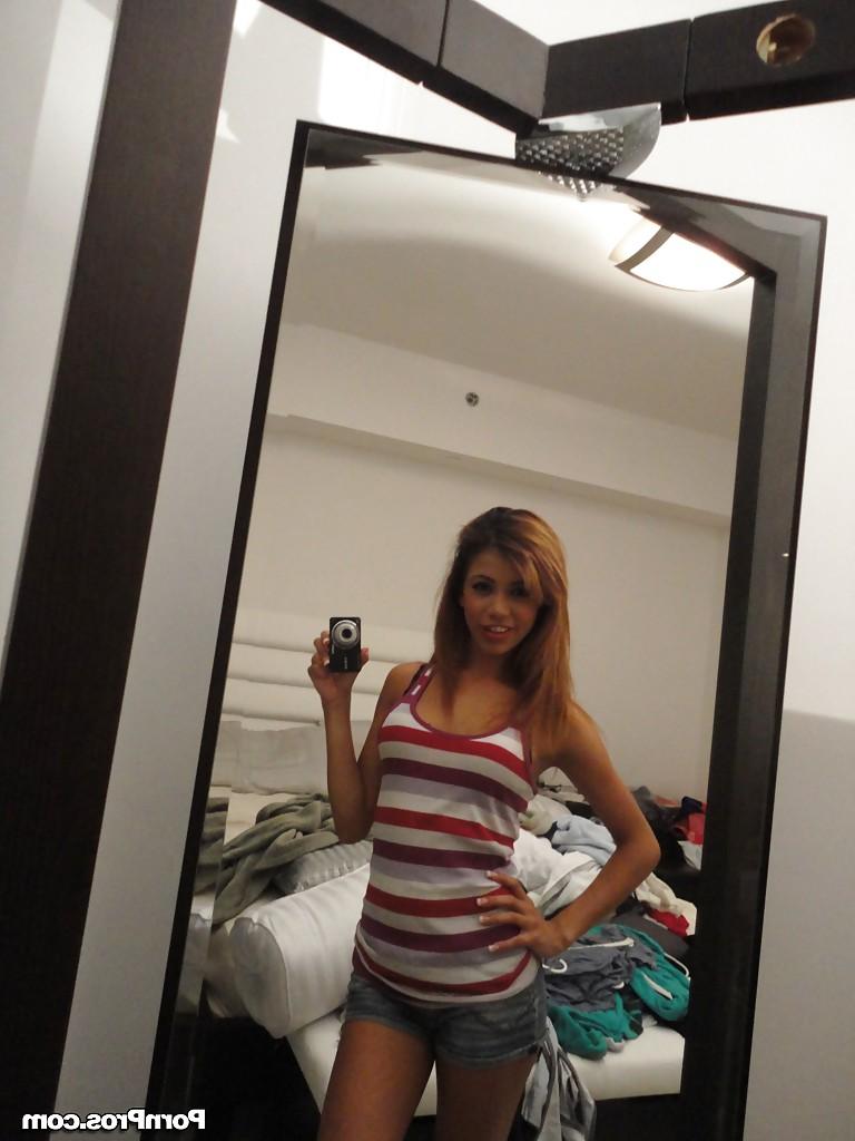 16P ラテン系の元カノ、ベロニカ・ロドリゲスが服を脱ぎながら自撮り写真を撮る