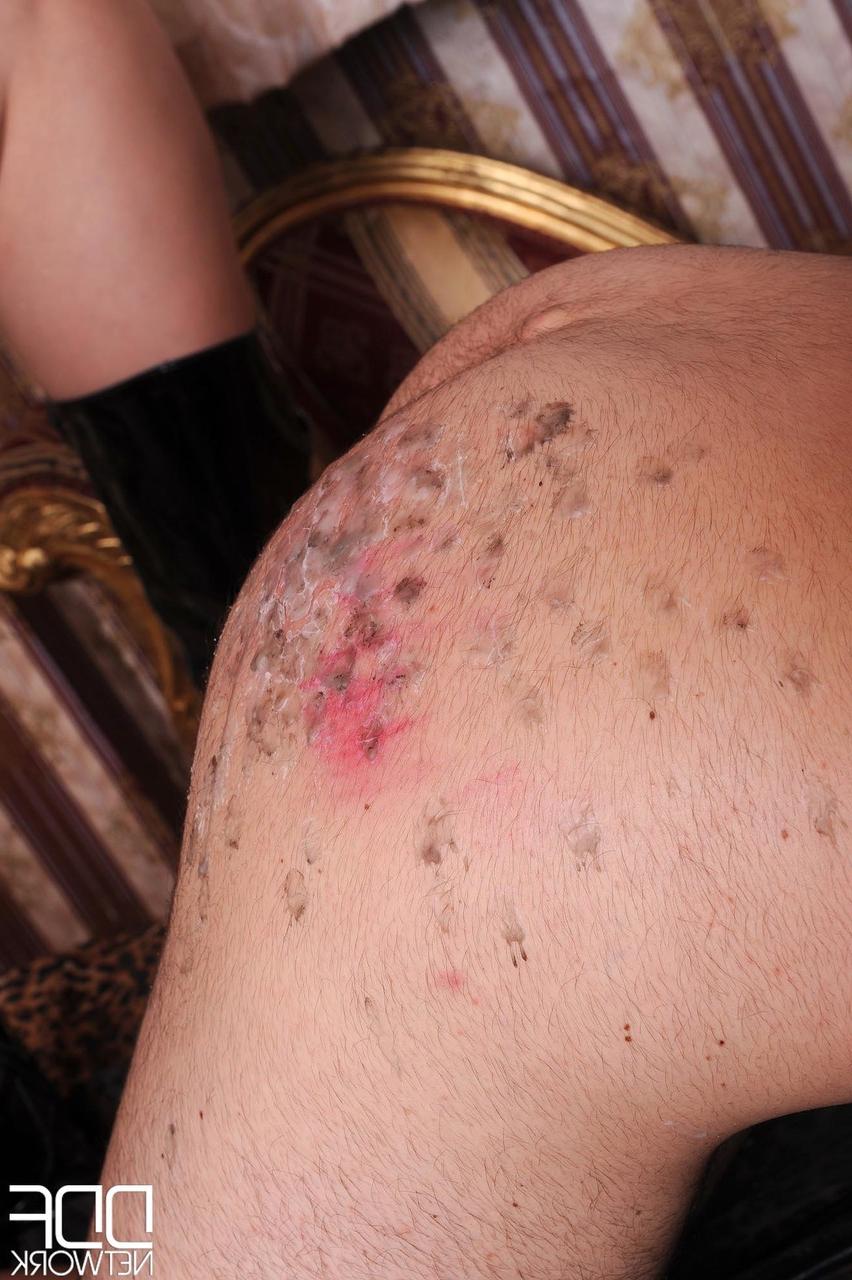 20P Sandy K, femdom aux gros seins, épile la bite et le butin de son esclave ligoté.