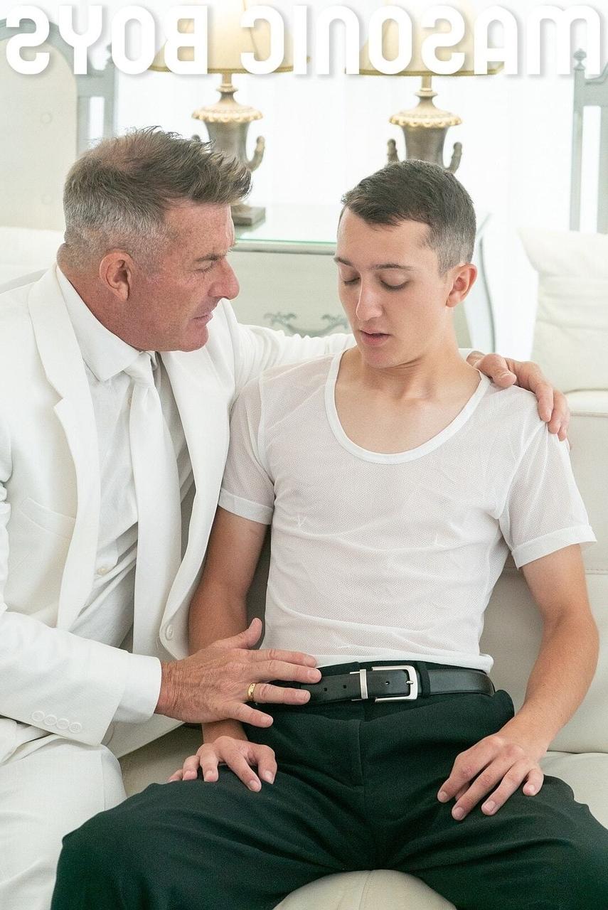 20P Der grausame schwule Großmeister Figate zieht den jungen Teenager Andram aus und packt seinen Hintern ein