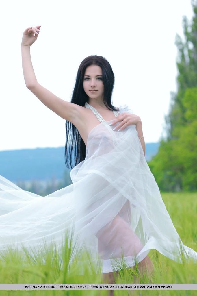 18P Linda morena adolescente Leona E revelando grandes seios naturais ao ar livre em campo