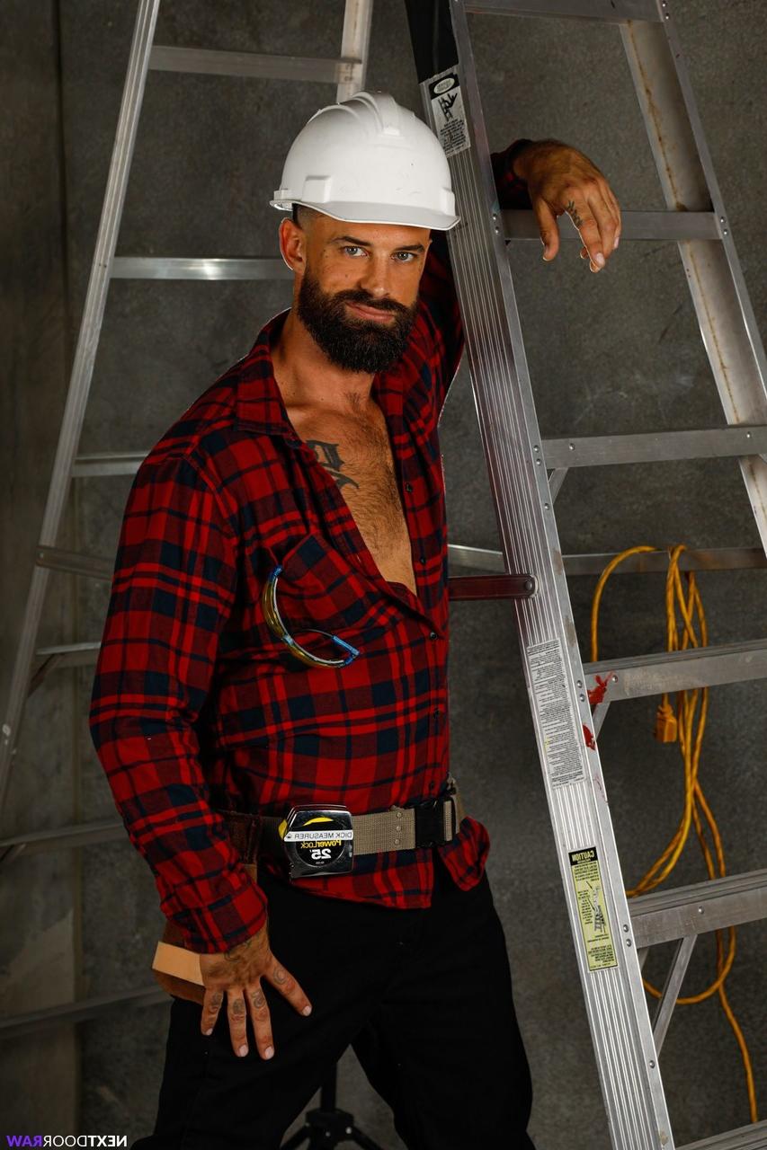 20P Gay construction worker Kyle Brant gets screwed by his foreman Alpha Wolfe