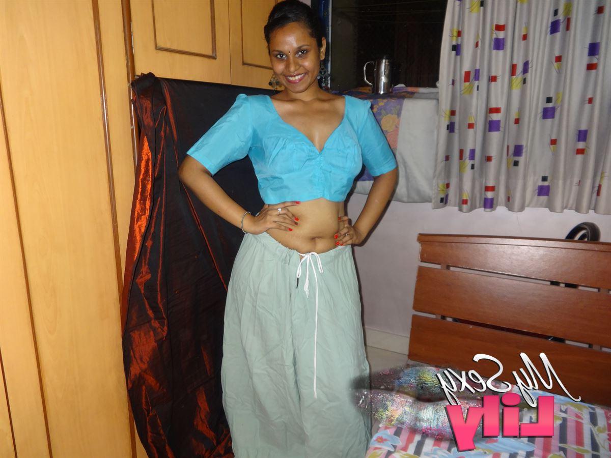 12P A indiana solo Lily Singh expõe seus seios nus em uma saia