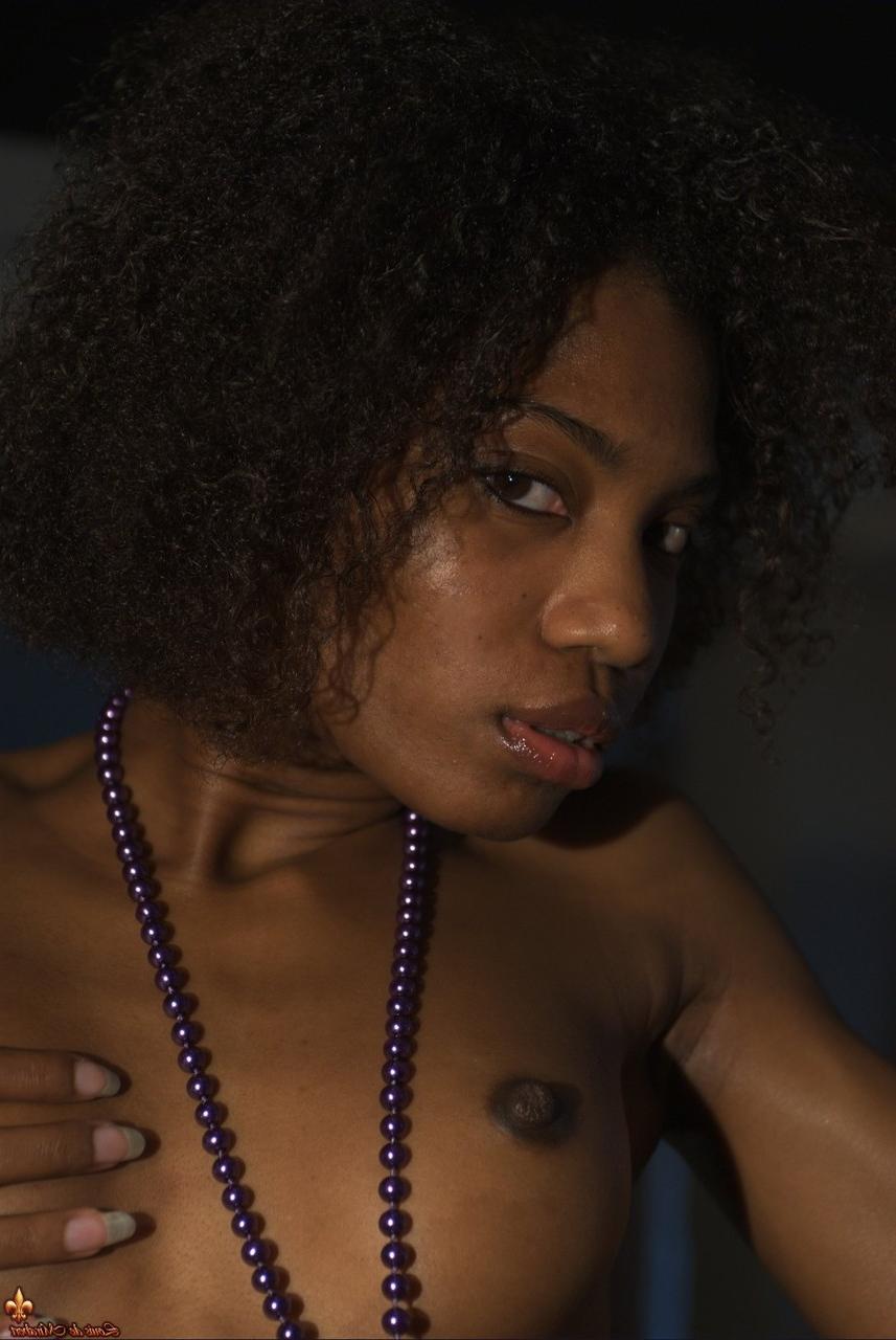 15P A modelo glamourosa negra Jess destaca sua bunda cheia de bolhas em um poste de stripper