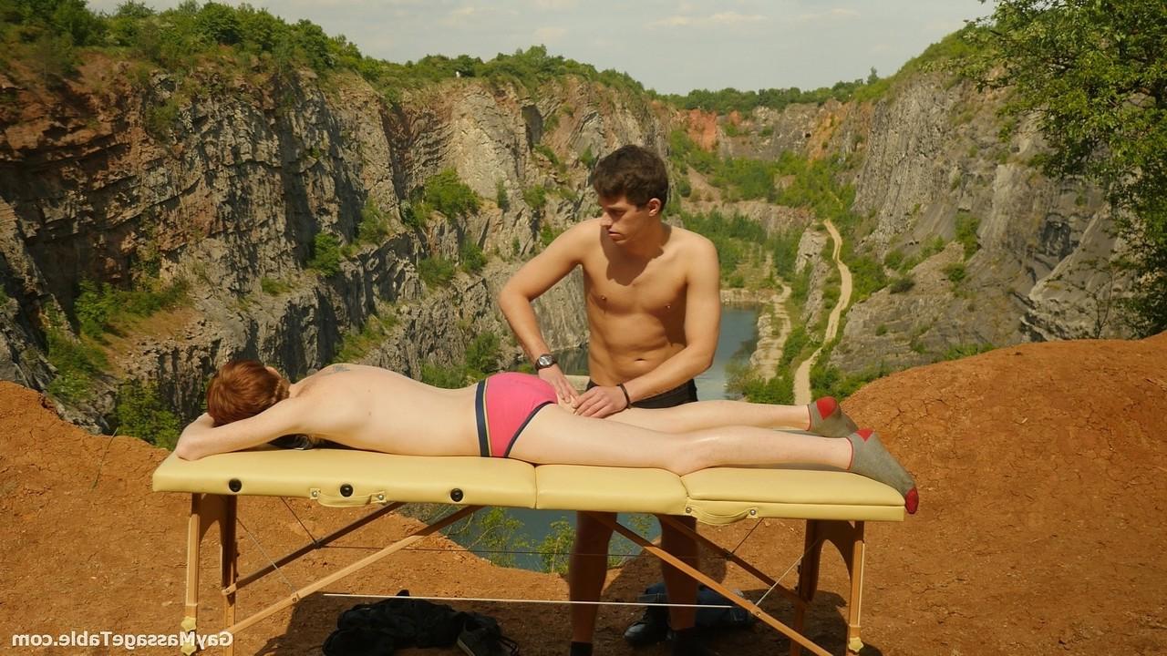 20P Gays excêntricos Elijah Young e Ryan Olsen se beijam e transam em uma mesa de massagem ao ar livre