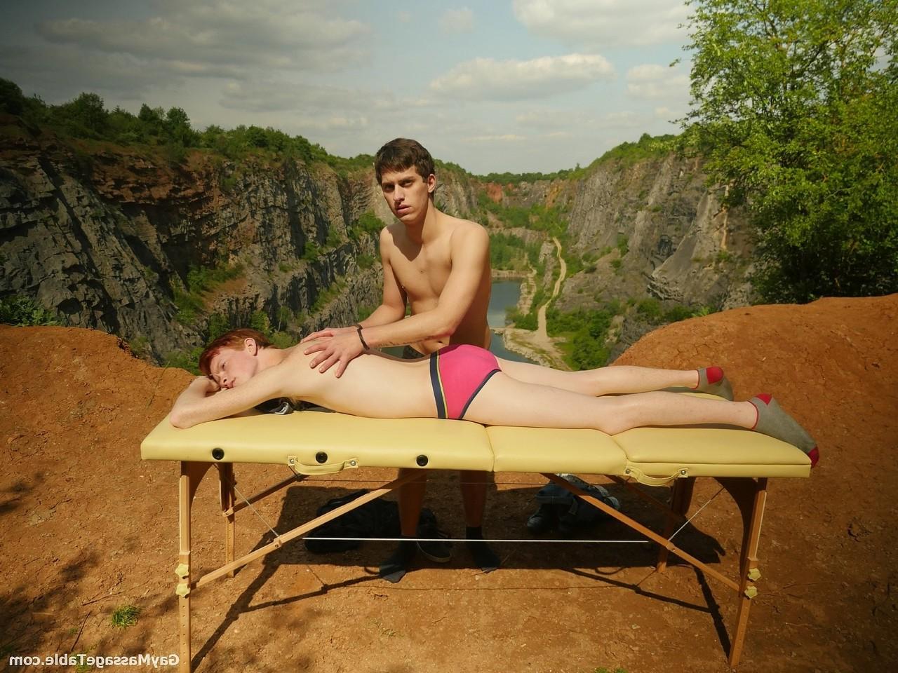 20P Gays excêntricos Elijah Young e Ryan Olsen se beijam e transam em uma mesa de massagem ao ar livre