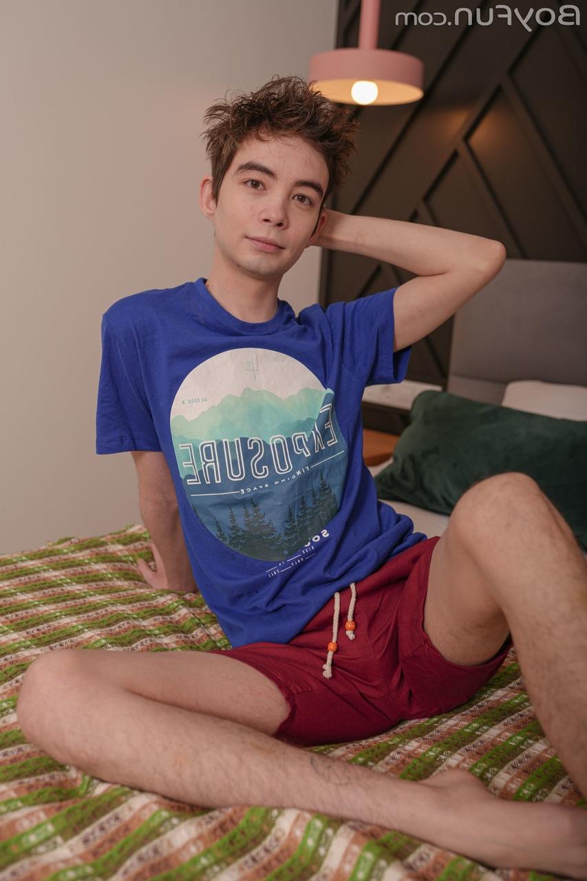 20P L'européen gay Al Keit expose sa grosse bite et son corps maigre avant de jouer