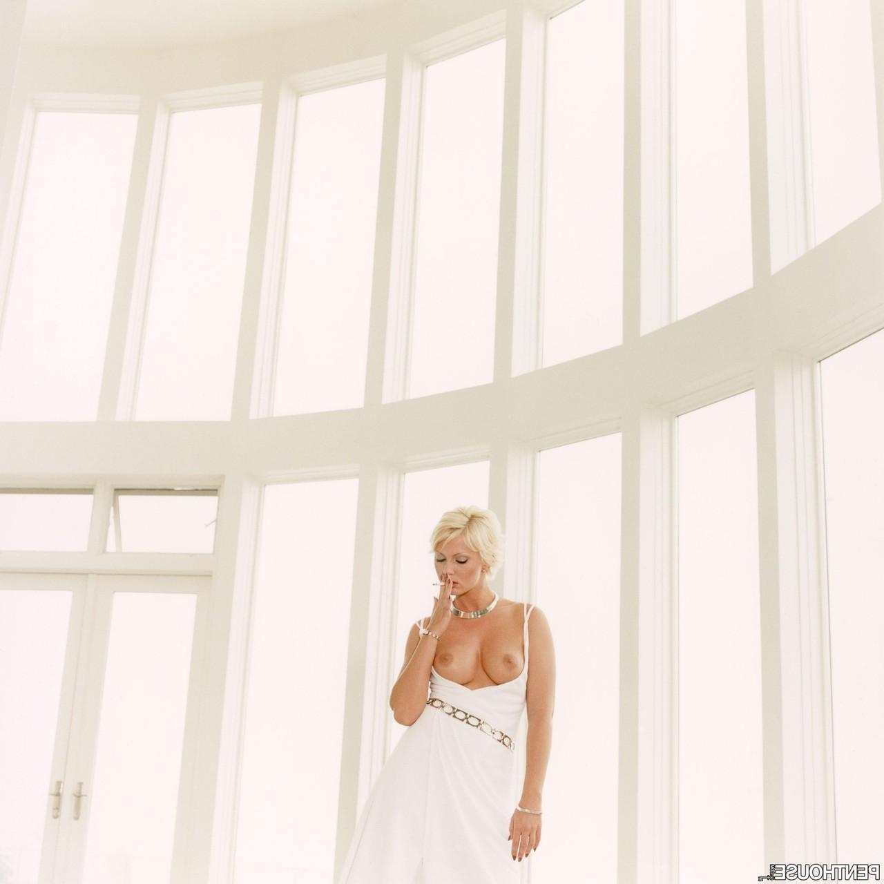 20P La MILF blonde et excitée Kelle Marie dévoile son corps et joue avec sa délicieuse chatte.