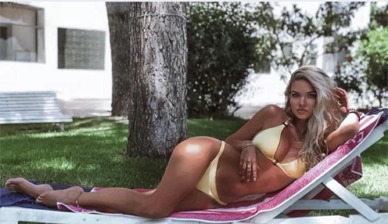 17P Sexy OnlyFans cam model shows off her beautiful petite body in bikinis