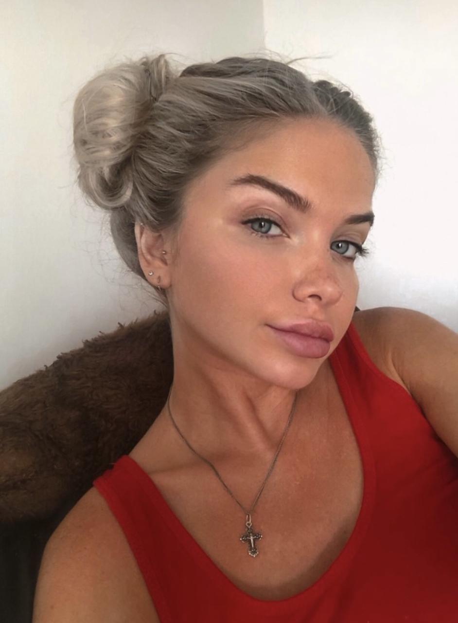 17P Sexy OnlyFans cam model shows off her beautiful petite body in bikinis
