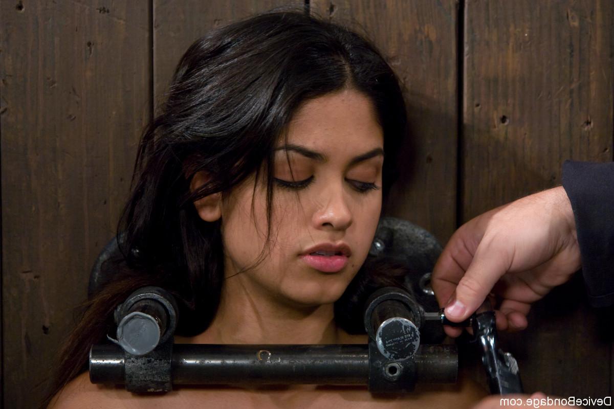 17P Linda chica morena está pegada a una pared para una sesión de bondage con su manejador