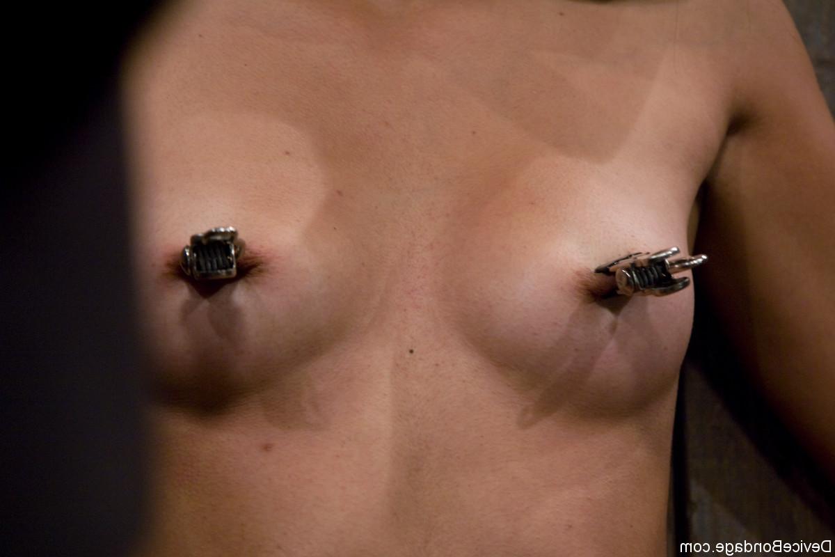 17P Linda chica morena está pegada a una pared para una sesión de bondage con su manejador