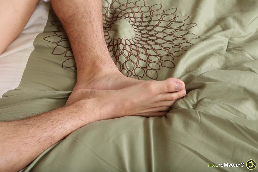 20P La jolie brune gay Landon Pierce enlève son jean et caresse sa bite dure