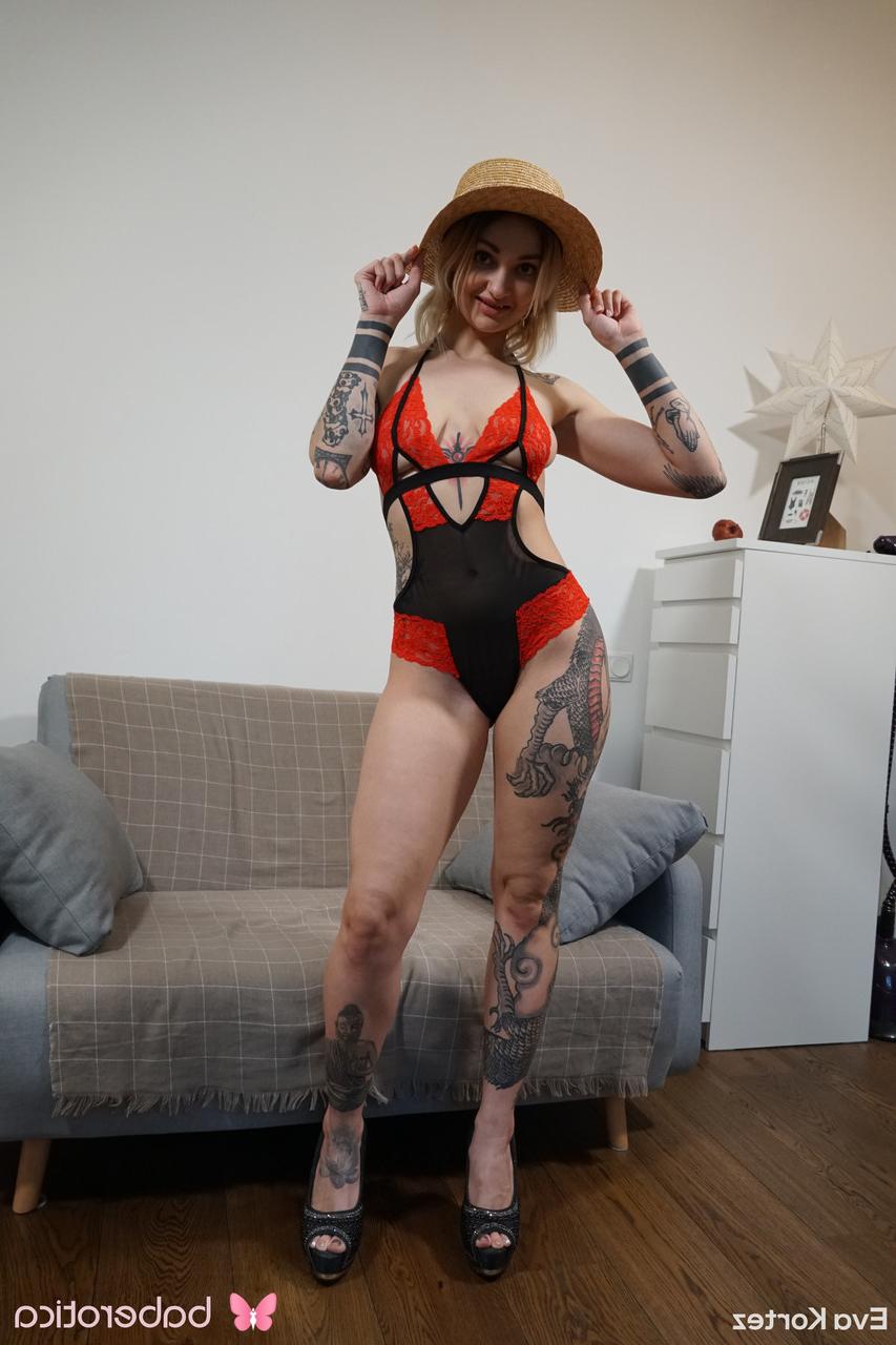 20P Curvy babe Eva Kortez flaunts her great ass & masturbates with a dildo