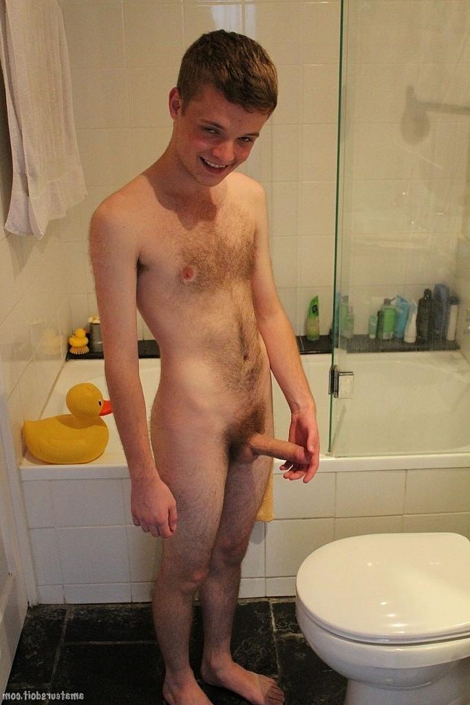 20P El adorable chico gay Arthur Candy se masturba la polla sin cortar y se mete los dedos en el gran culo