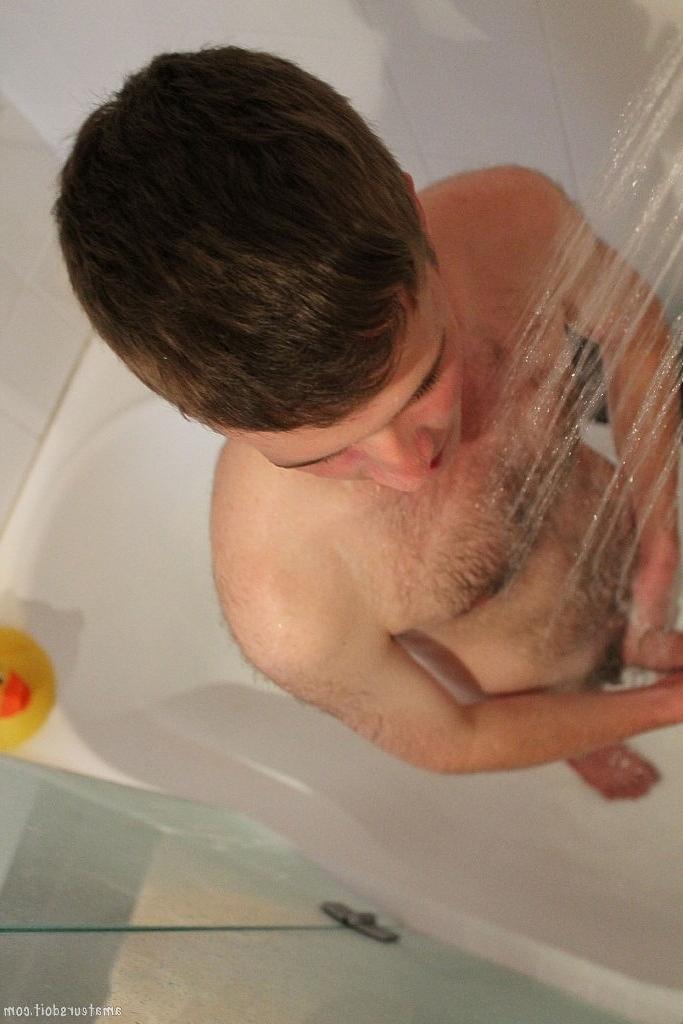 20P El adorable chico gay Arthur Candy se masturba la polla sin cortar y se mete los dedos en el gran culo