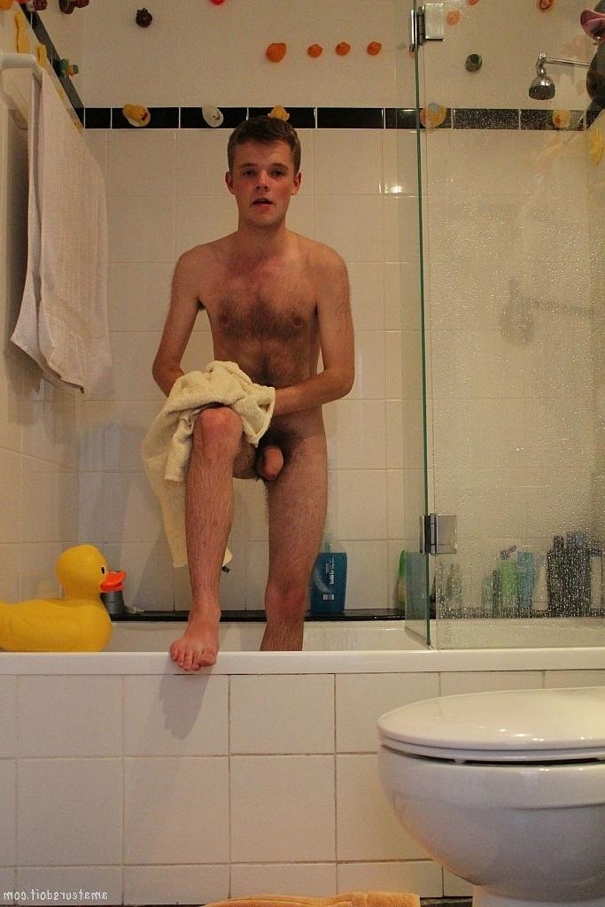 20P El adorable chico gay Arthur Candy se masturba la polla sin cortar y se mete los dedos en el gran culo
