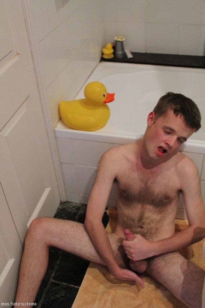 20P El adorable chico gay Arthur Candy se masturba la polla sin cortar y se mete los dedos en el gran culo