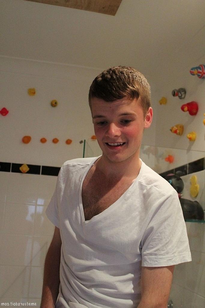 20P El adorable chico gay Arthur Candy se masturba la polla sin cortar y se mete los dedos en el gran culo