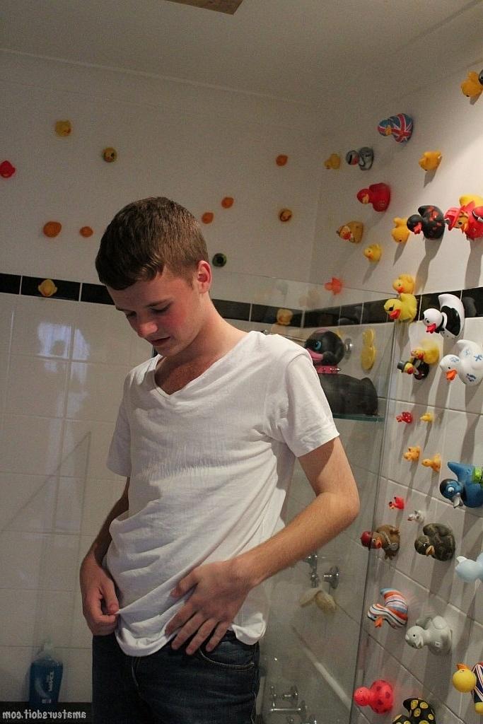 20P El adorable chico gay Arthur Candy se masturba la polla sin cortar y se mete los dedos en el gran culo