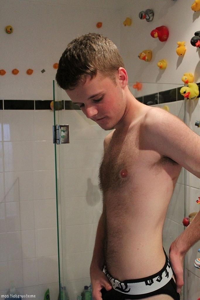 20P El adorable chico gay Arthur Candy se masturba la polla sin cortar y se mete los dedos en el gran culo