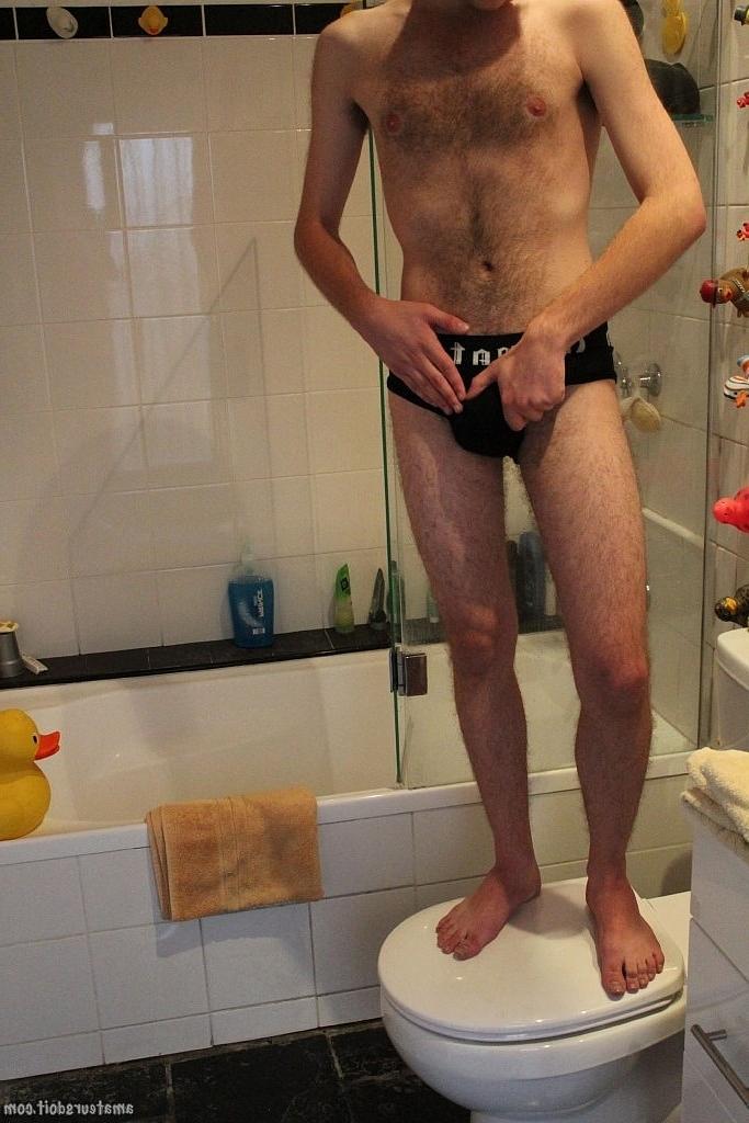 20P El adorable chico gay Arthur Candy se masturba la polla sin cortar y se mete los dedos en el gran culo
