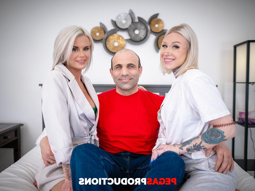 20P A namorada tatuada La Petite Blonde mostra seus peitos muito pequenos